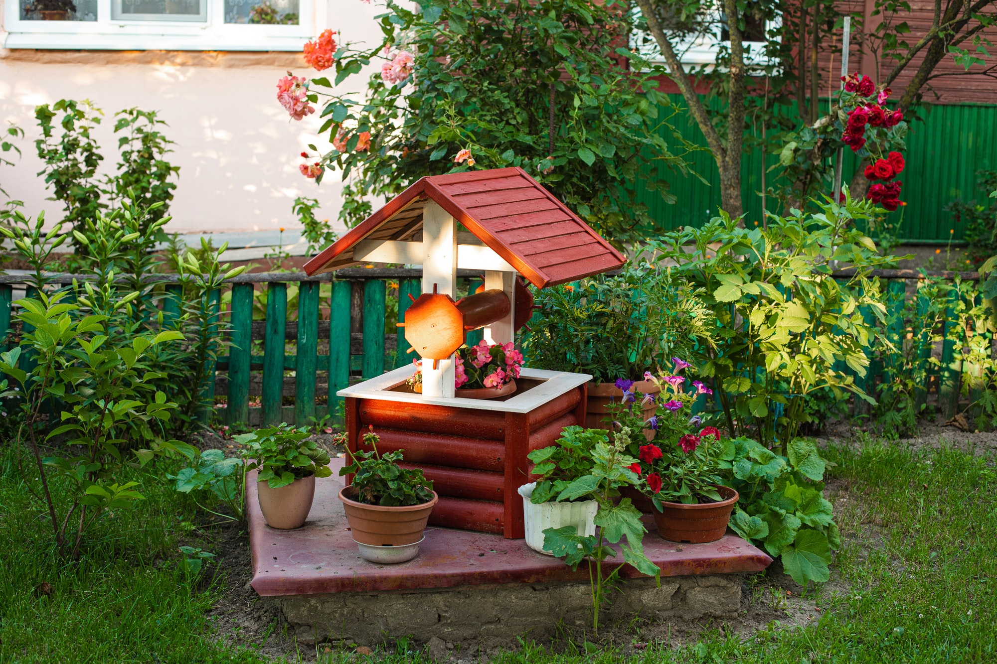 A nice backyard with an artificial well