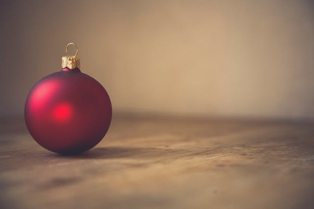 LED Kaarsen en Glazen Kerstballen: Moderne Gemakken en Tijdloze Elegantie